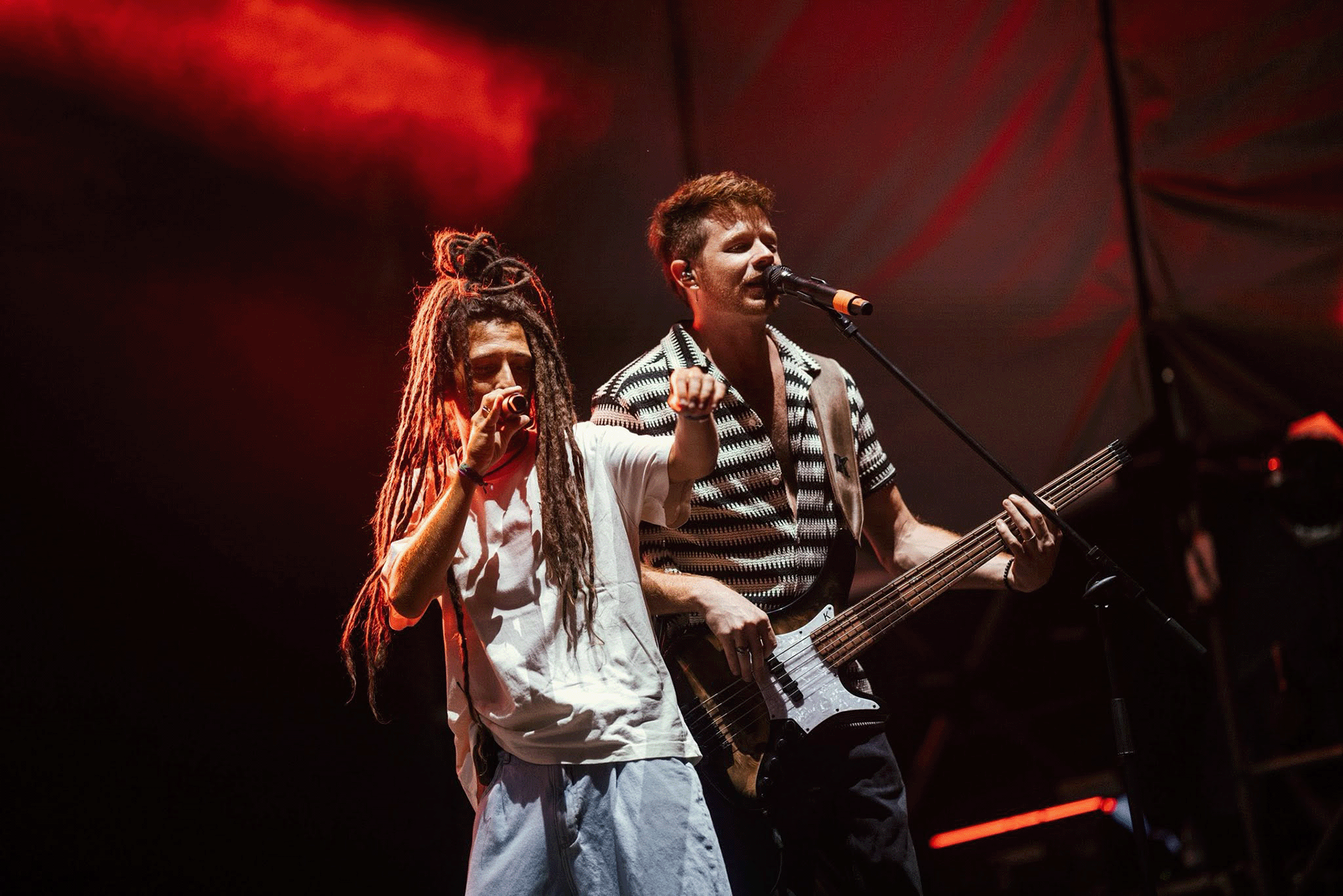 Fotografia super cool della band Rebel Rootz in concerto